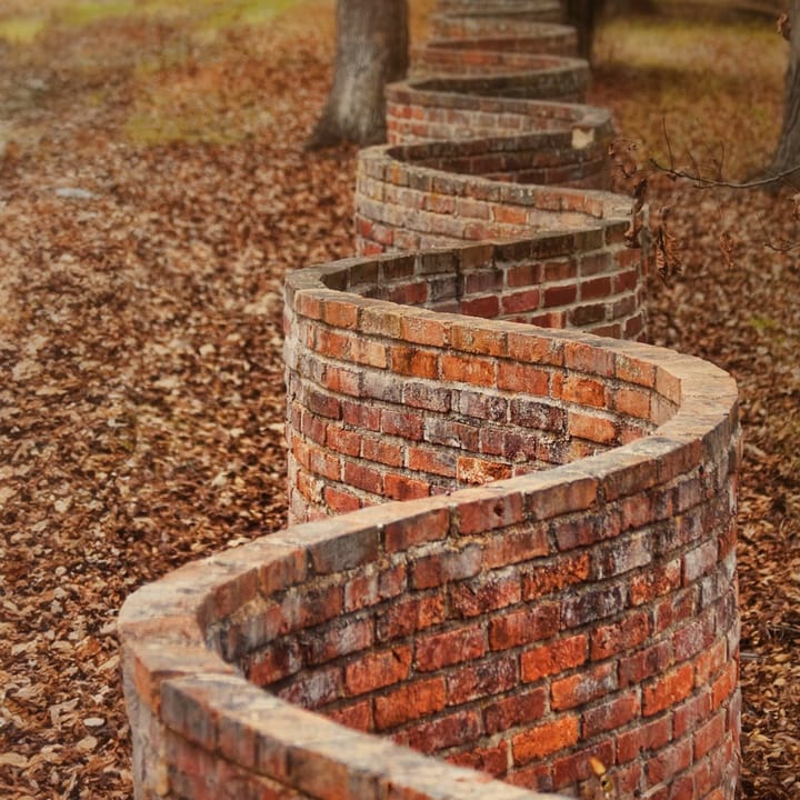 ทำไมเมืองหนึ่งในอังกฤษถึงก่อกำแพงอิฐเป็นเส้นโค้ง ๆ แบบนี้